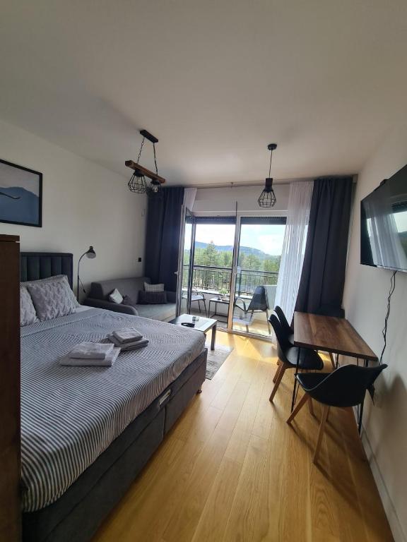 A bed or beds in a room at Apartman Pogled Divcibare