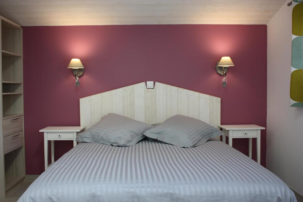 サンギネにあるLes Arums de Sanguinetの紫の壁の白いベッドが備わるベッドルーム1室