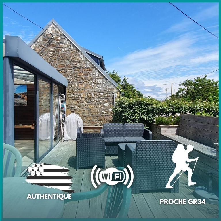 une image d'un patio avec une table et des chaises dans l'établissement Ty Kichen Mor - campagne - wifi, à Crozon