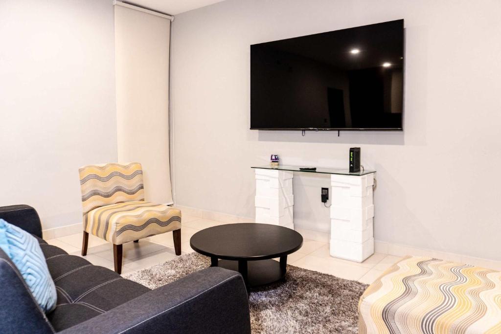 TV a/nebo společenská místnost v ubytování Depa para 6 con alberca en roof - Perlas 9