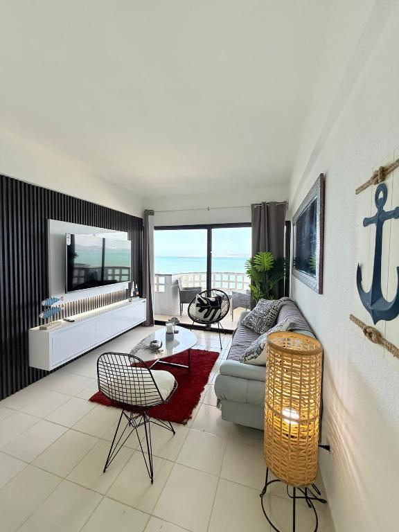 ein Wohnzimmer mit Sofa und Tisch in der Unterkunft Apto Playa Lido, DH, 2B, de Lux in Puerto La Cruz