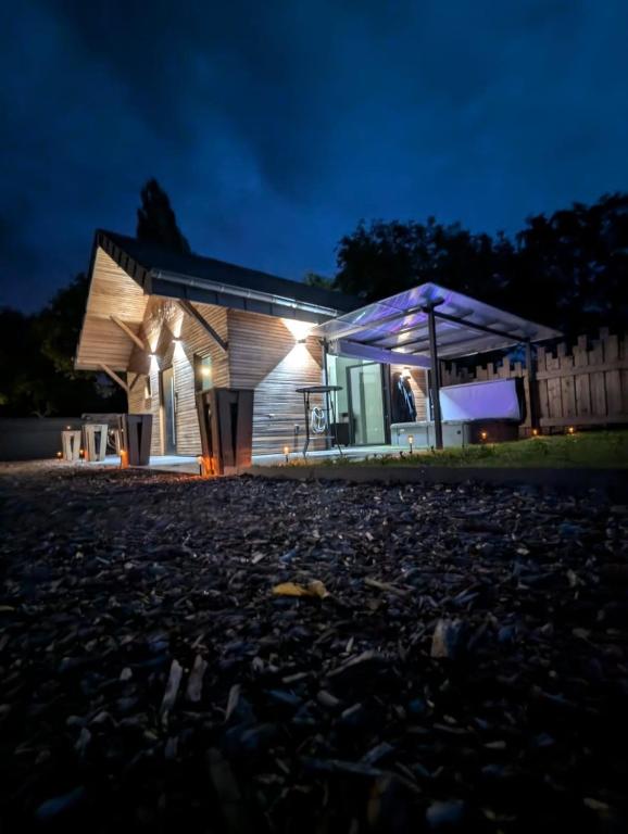 une maison avec une façade éclairée la nuit dans l'établissement Love-Room BreakyWell, à Rémelfang