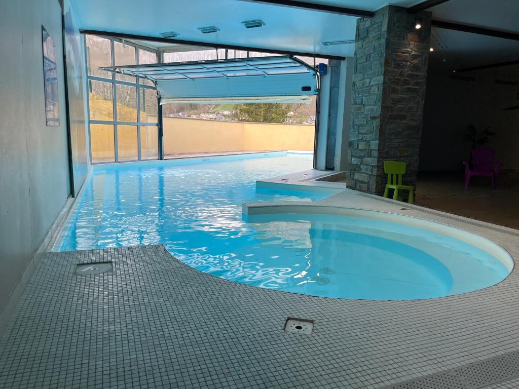 Swimmingpoolen hos eller tæt på Appartement 2-4 personnes avec 1 chambre - Résidence les 100 lacs à Cauterets avec balcon et piscine chauffée