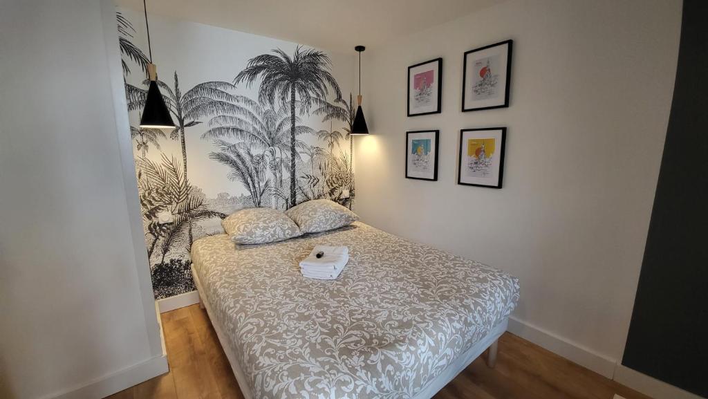 une chambre avec un lit avec une serviette dessus dans l'établissement Studio Ceineray 2pers, à Nantes