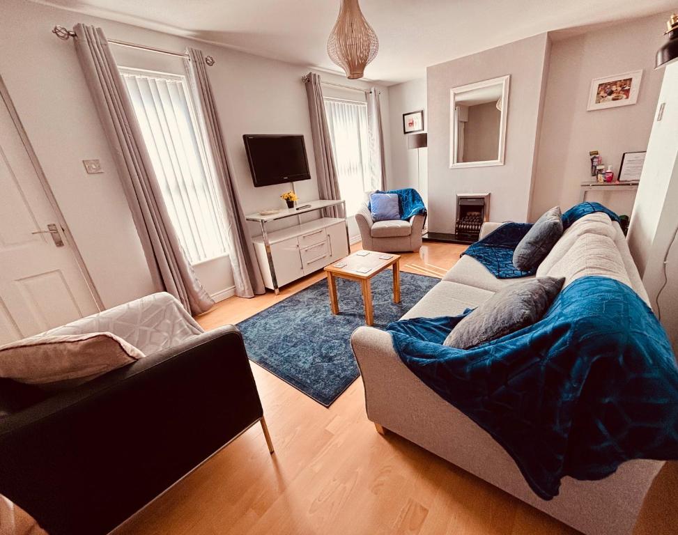un soggiorno con un divano e una TV di Beckers Place at No2 NLC in Carrickfergus a Carrickfergus
