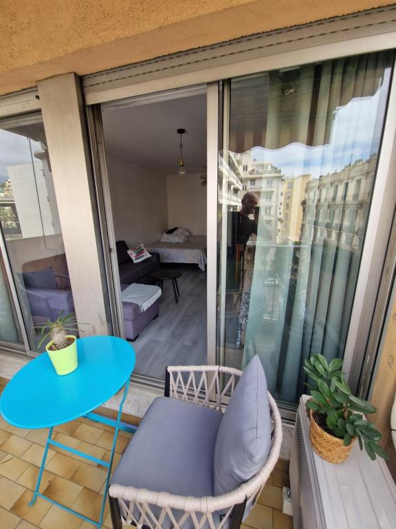 - un petit balcon avec une table et des chaises bleues dans l'établissement Lory's home, à Nice
