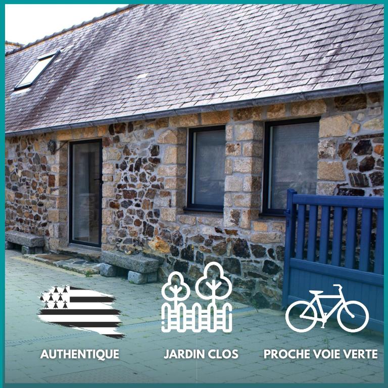 une maison avec un panneau devant dans l'établissement Ty Eol - WiFi - Authentique, à Camaret-sur-Mer