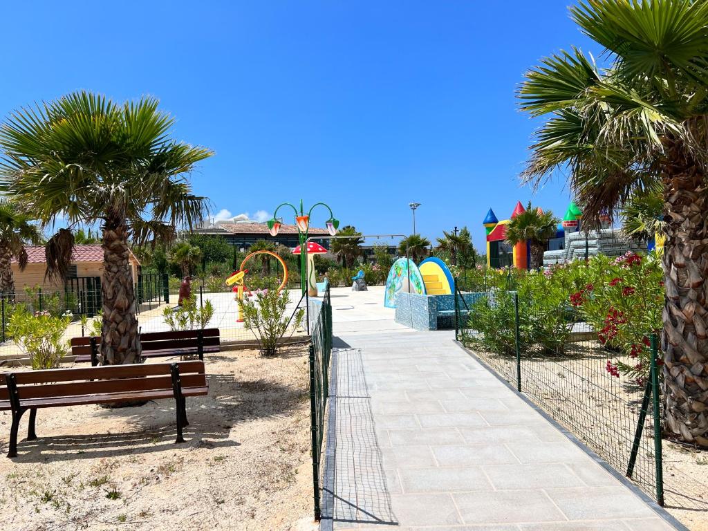 Fotografie z fotogalerie ubytování Mobil home neuf 6 p climatisé à Hyères à 200 m de la mer dans camping 4 étoiles v destinaci Hyères