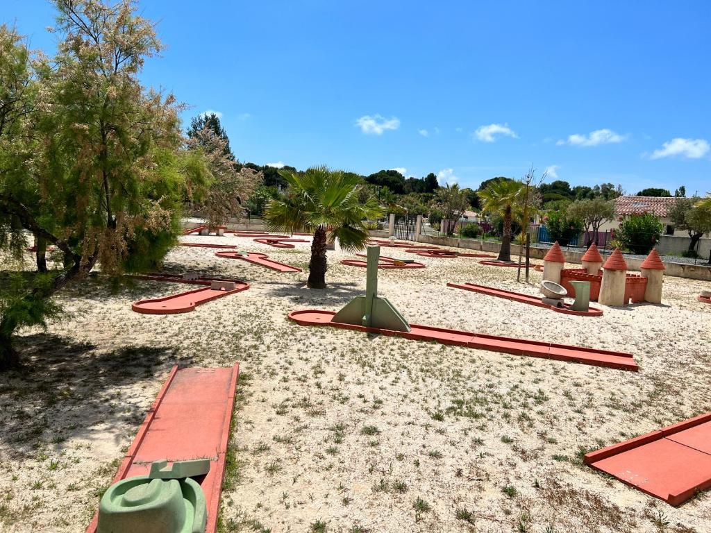 Fotografie z fotogalerie ubytování Mobil home neuf 6 p climatisé à Hyères à 200 m de la mer dans camping 4 étoiles v destinaci Hyères