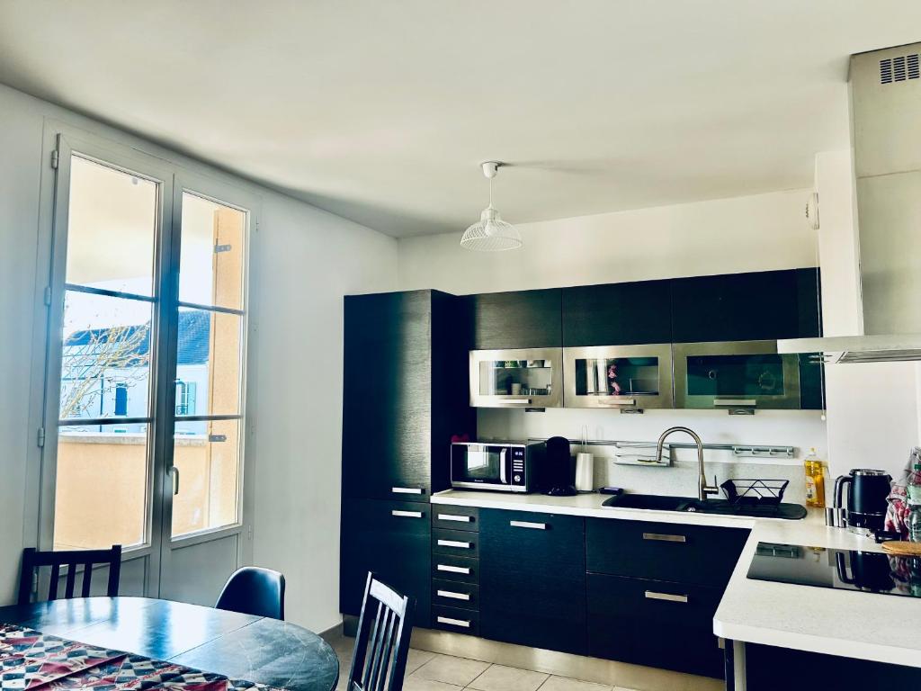 Photo de la galerie de l'établissement Appartement pour 6 personnes avec terrasse à 7min de Disneyland Paris, à Bailly-Romainvilliers