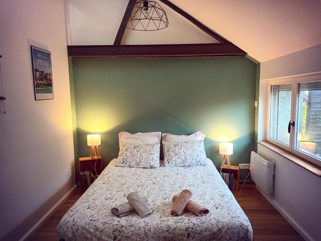 une chambre avec un lit avec deux ours en peluche dessus dans l'établissement Le 110 Bis, à Amboise