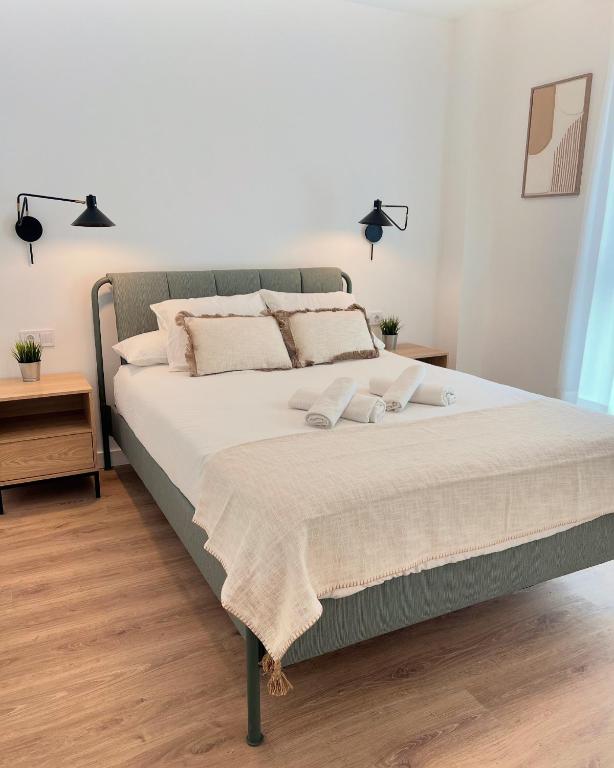 a bedroom with a large bed in a room at Villa de Béjar 2 in Béjar