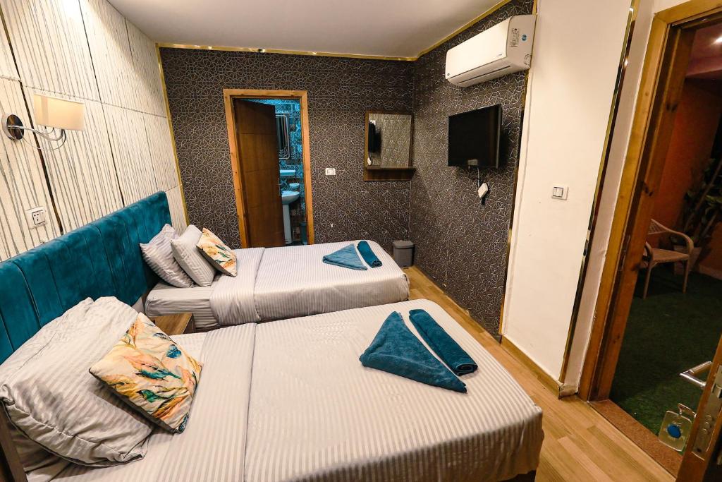Postel nebo postele na pokoji v ubytování Grand Pyramids Inn