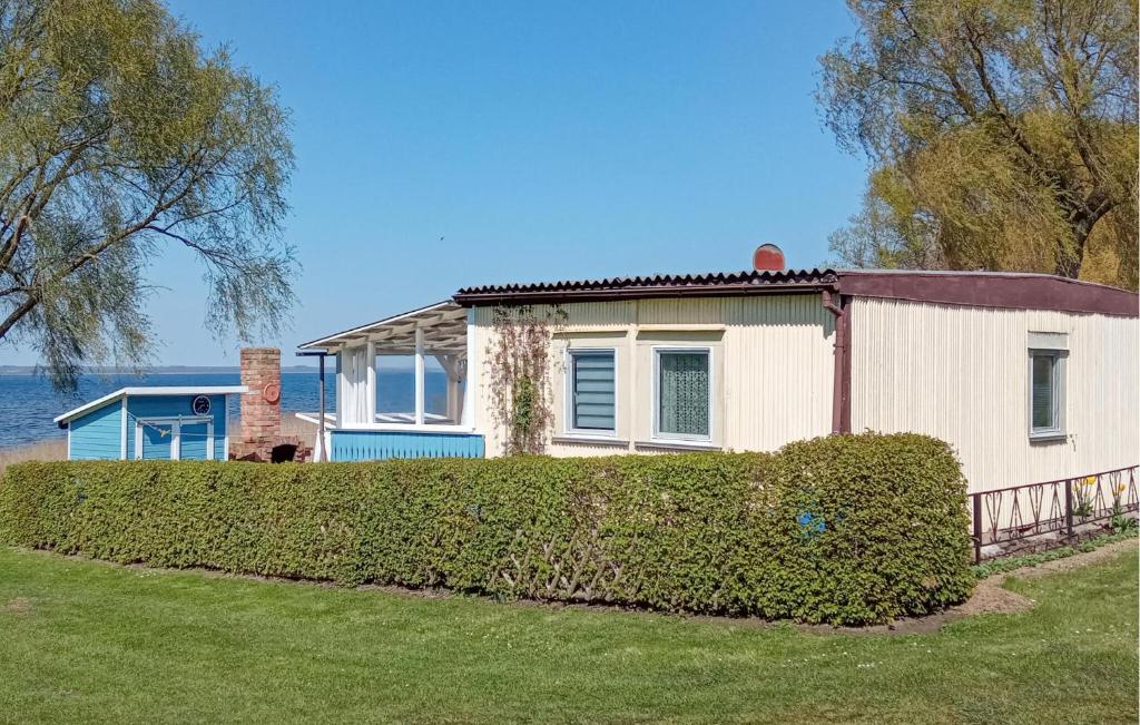 a house with a hedge in front of it at Ferienhaus Kummerow in Kummerow