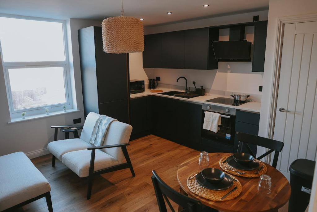 Kuchyň nebo kuchyňský kout v ubytování Modern First Floor Apartment, Fourth Avenue