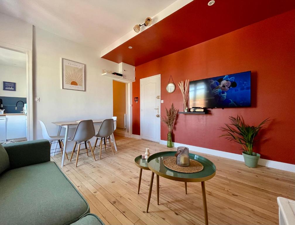 Μια τηλεόραση ή/και κέντρο ψυχαγωγίας στο Appartement 6 pers totalement rénové