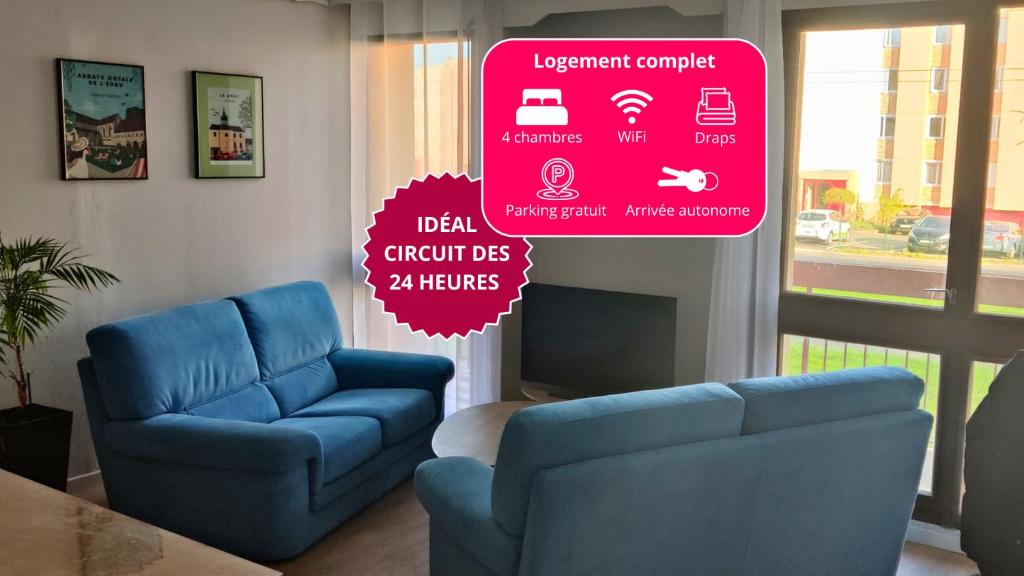 - un salon avec deux chaises bleues et un panneau rose dans l'établissement Appartement 4 chambres Idéal 24h moto & voiture, au Mans