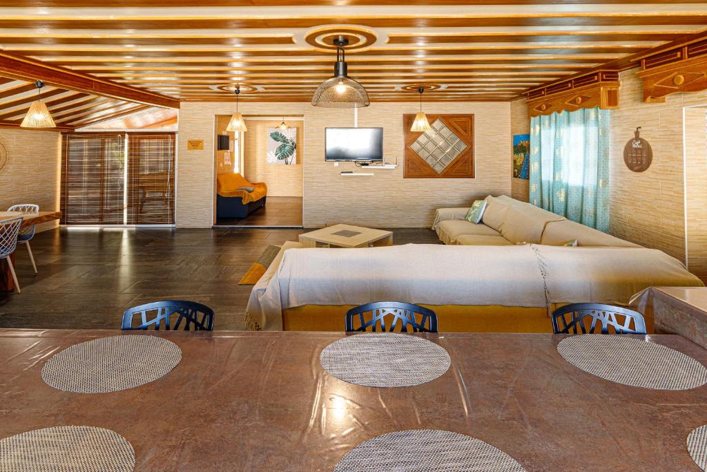 una sala de estar con una cama y un sofá en La Villa Vétiver, en Saint-Joseph
