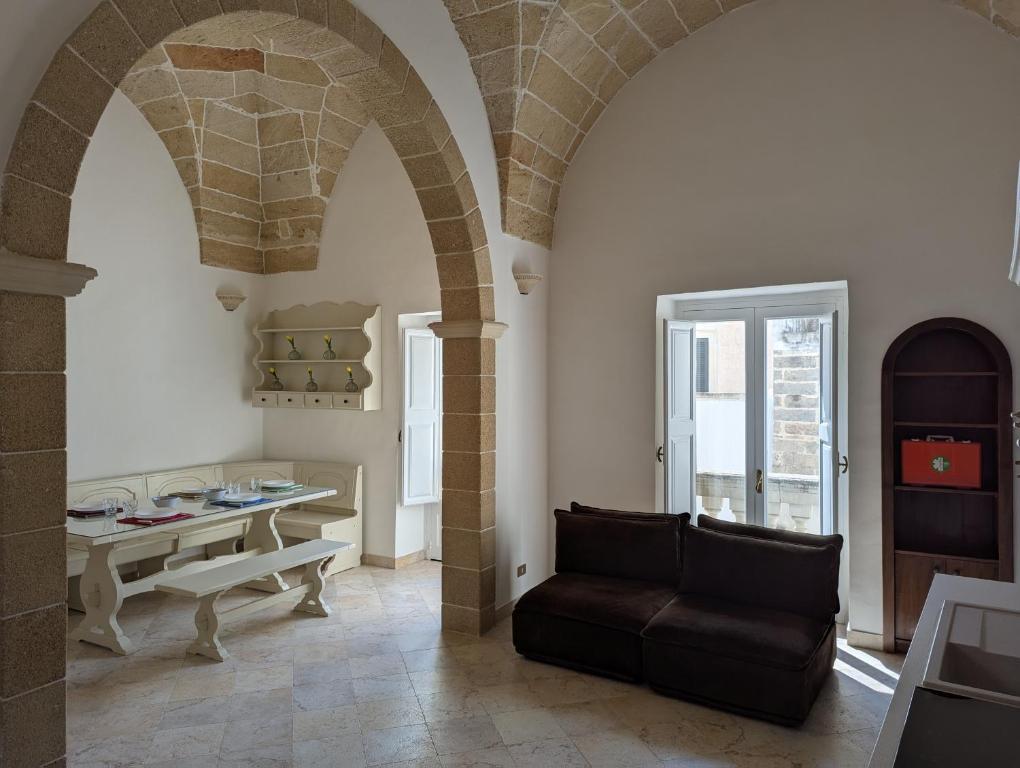 una sala de estar con una mesa y un sofá en Dimora Matteotti, en Nardò