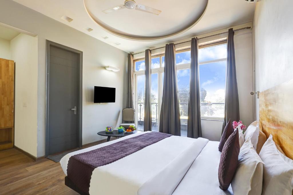Postel nebo postele na pokoji v ubytování Hotel Wedlock Premium Huda City