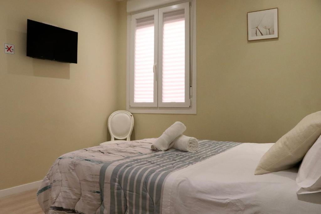 Posteľ alebo postele v izbe v ubytovaní HABITACION CENTRAL CON WIFI