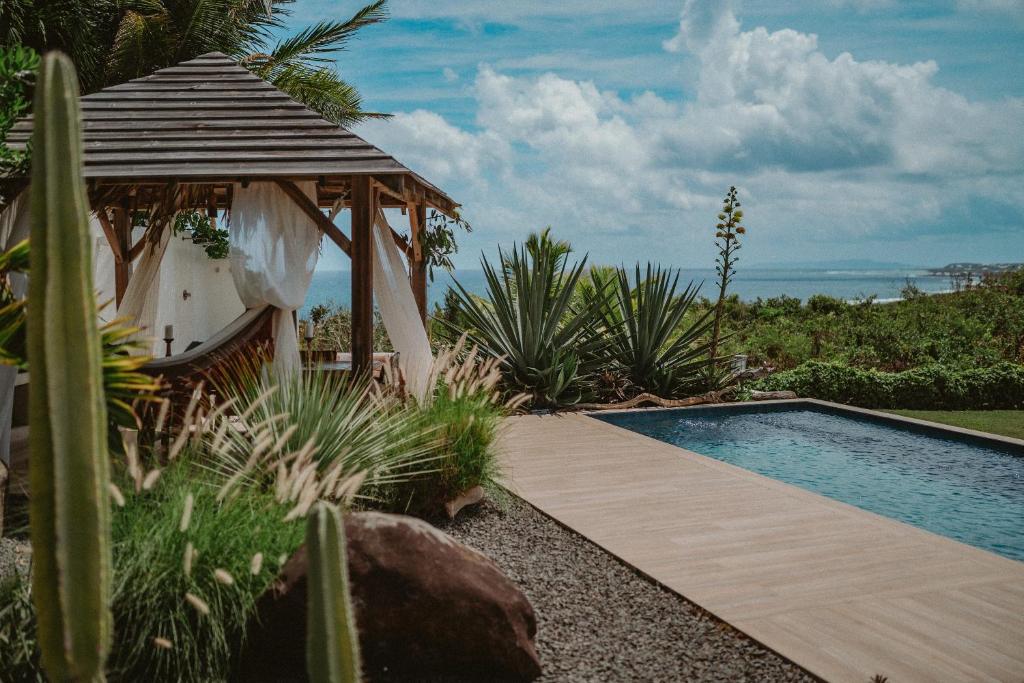Bazén v ubytování Villa Manika vue mer nebo v jeho okolí