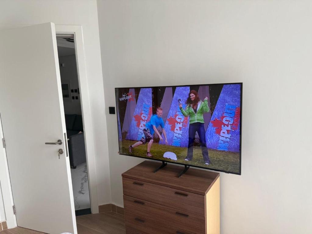 TV a/nebo společenská místnost v ubytování The Bridges Abu Dhabi Holiday Homes 6