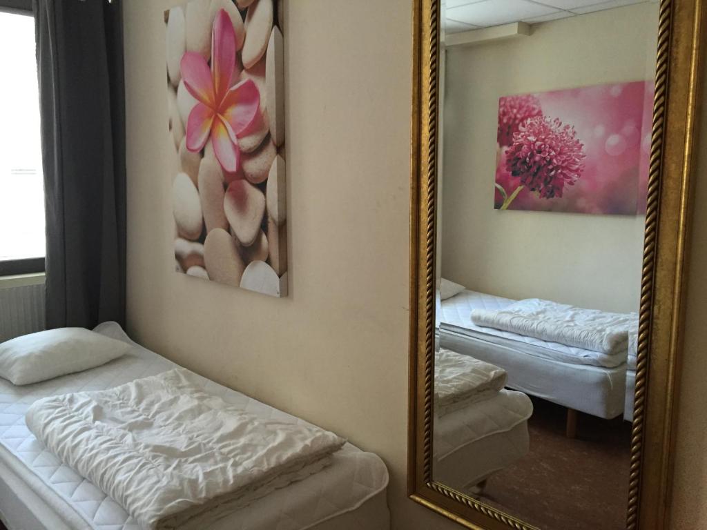 Postel nebo postele na pokoji v ubytování Linné Hostel