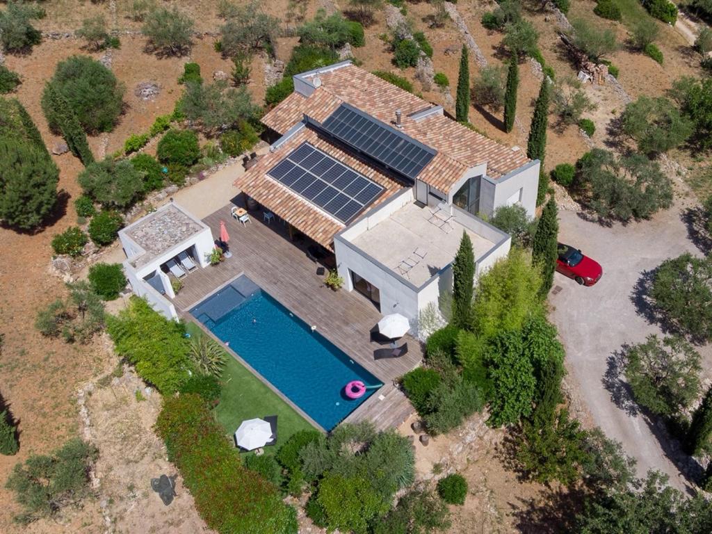 une vue aérienne d'une maison avec piscine dans l'établissement Athena, à Lorgues