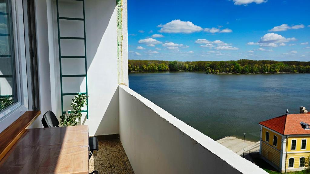 Výhled na řeku, která protéká v blízkosti apartmánu