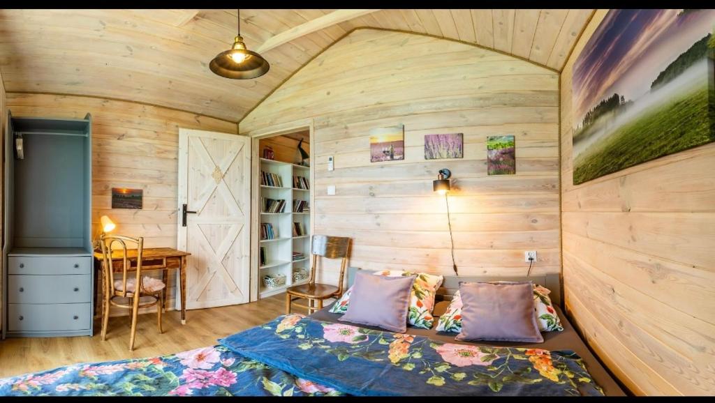 Postel nebo postele na pokoji v ubytování Podlasie Domek na drzewach