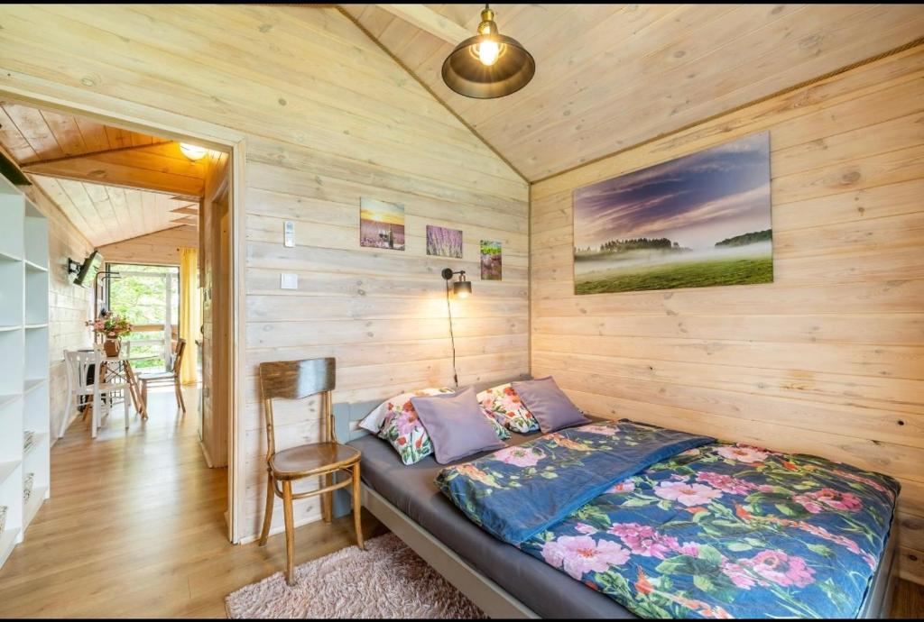 Postel nebo postele na pokoji v ubytování Podlasie Domek na drzewach