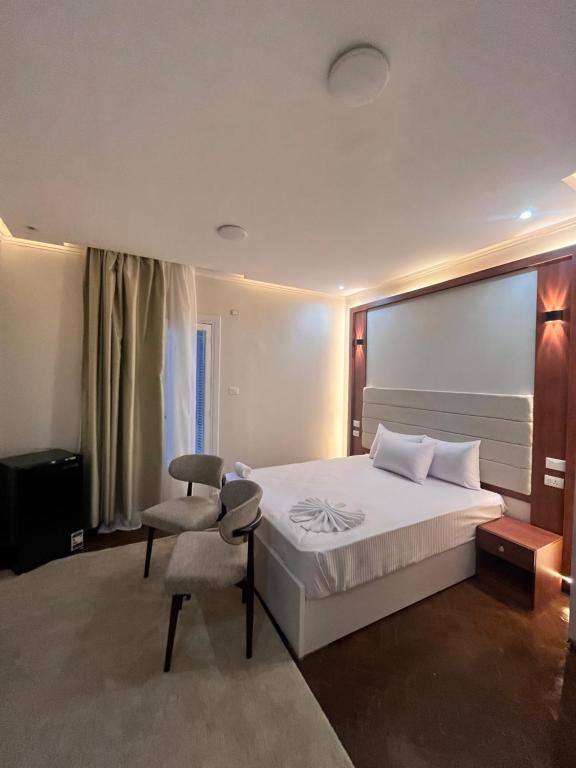 Llit o llits en una habitació de Triple garden view hotel