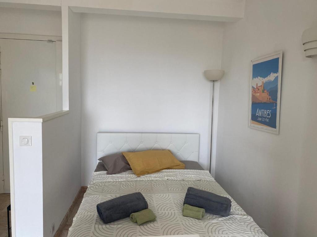 une chambre avec un lit avec deux oreillers dessus dans l'établissement Studio Mer Sérénité, à Antibes