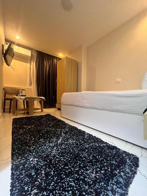 Llit o llits en una habitació de Triple garden view hotel