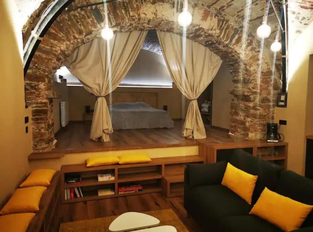 une chambre avec un lit et un canapé dans une pièce dans l'établissement Appartement centre ville bastia, à Bastia