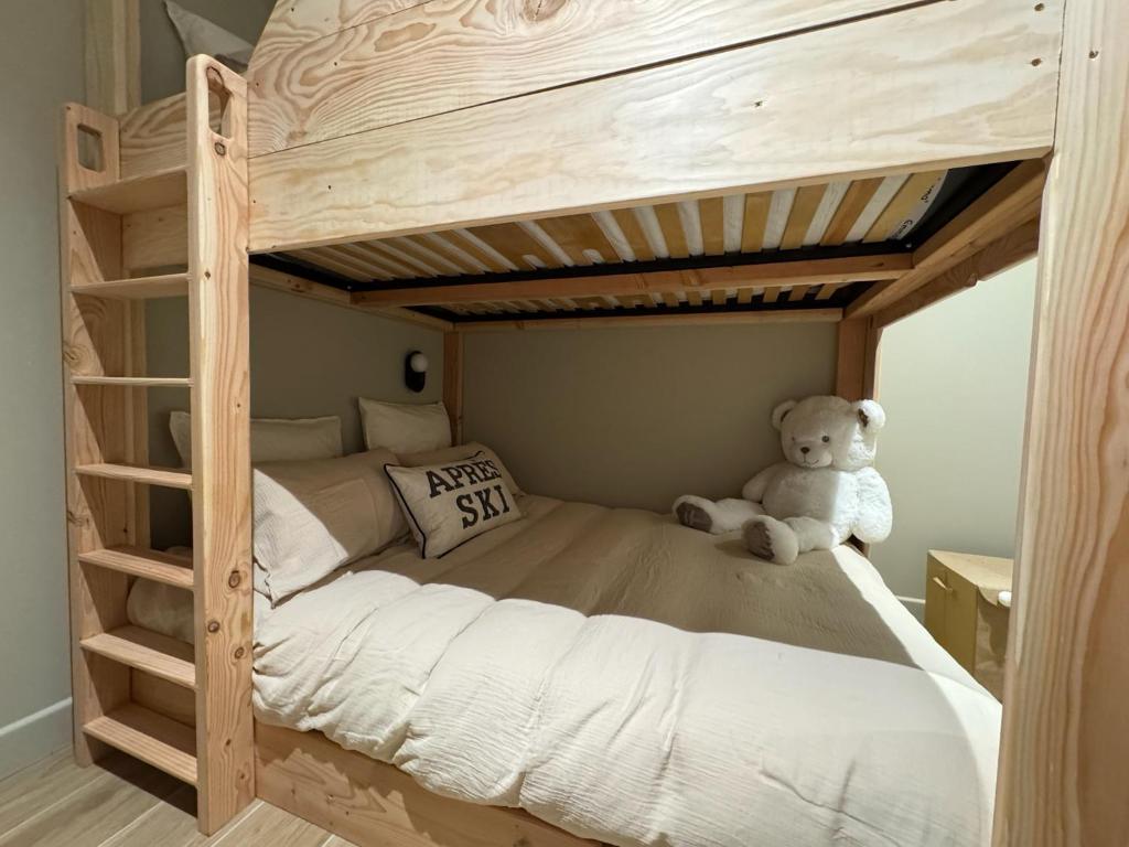 - un lit superposé en bois avec un ours en peluche dans l'établissement COSY TERRASSE 6 pers Ax Thermes Centre Parking, à Ax-les-Thermes