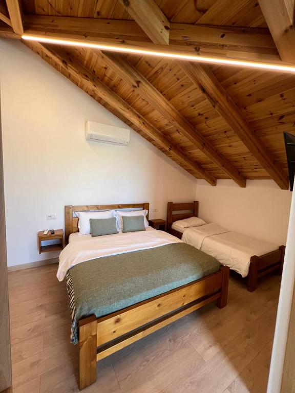Postel nebo postele na pokoji v ubytování Tringa Guesthouse - Mrizi i Zanave