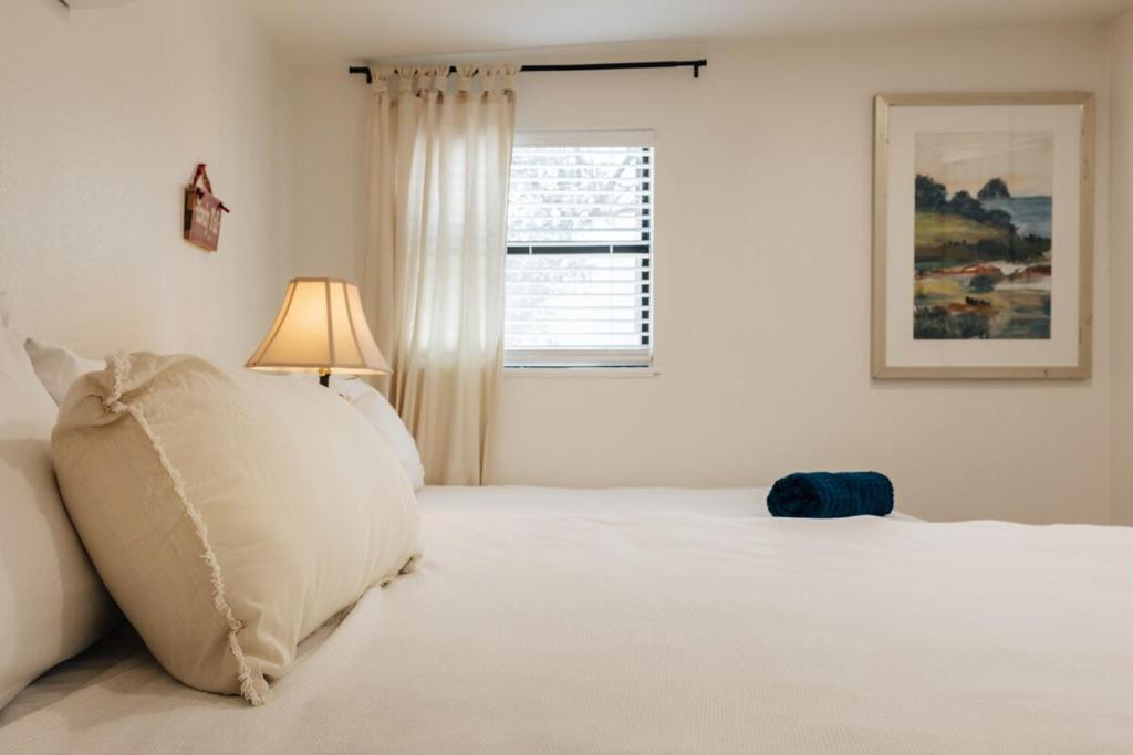 Ένα ή περισσότερα κρεβάτια σε δωμάτιο στο Affordable New Build at SoCO Eateries, King Bed, Rain Shower, Big Fenced Yard