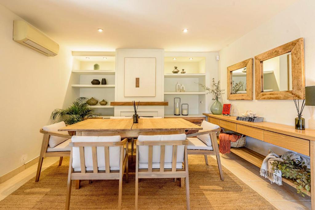 a kitchen with a dining room table and chairs at Can Botanic in Sant Josep de sa Talaia
