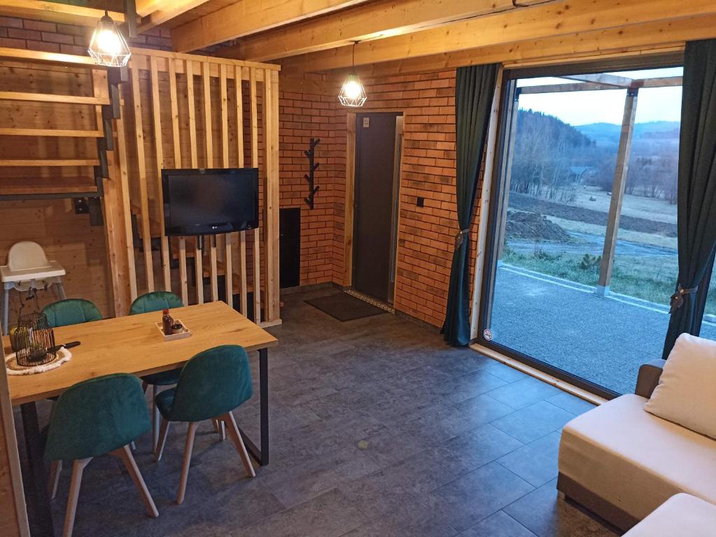 Televízia a/alebo spoločenská miestnosť v ubytovaní Maraśka Holiday House