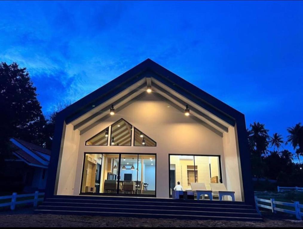 una casa con una grande finestra sul lato di Rainy House By Serenity Sea House a Ban Khao Khwang (2)