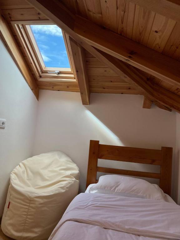 Postel nebo postele na pokoji v ubytování Tringa Guesthouse - Mrizi i Zanave