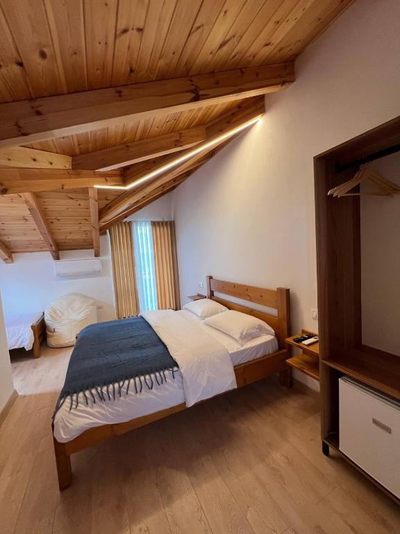 Postel nebo postele na pokoji v ubytování Tringa Guesthouse - Mrizi i Zanave