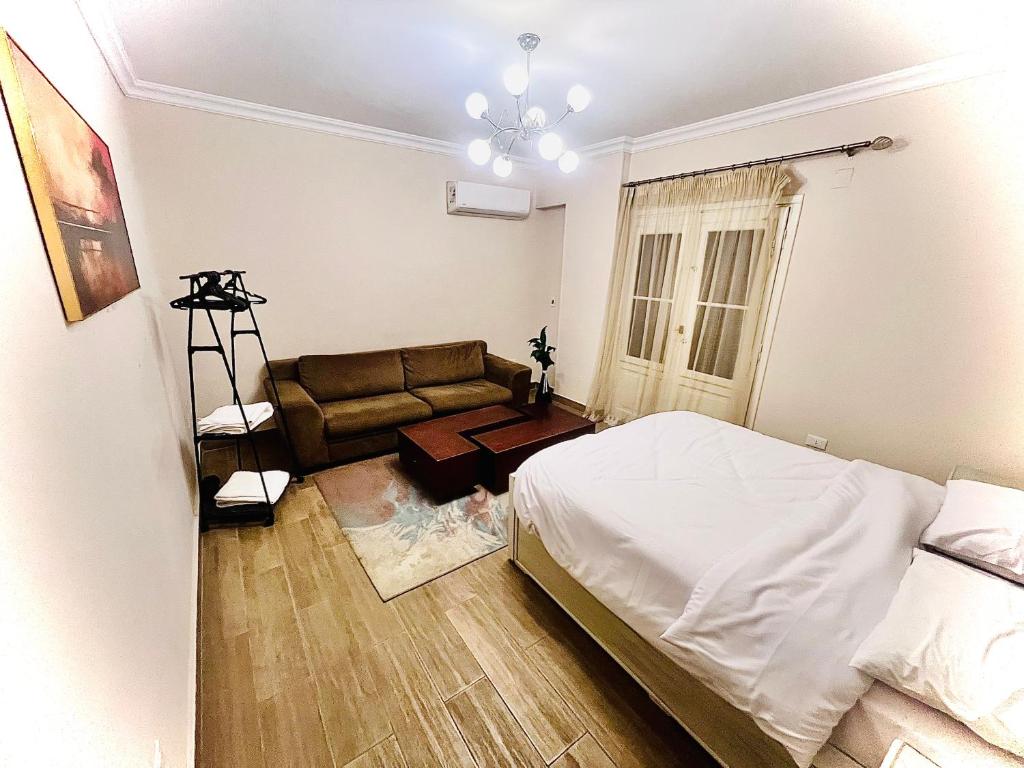 Postel nebo postele na pokoji v ubytování Airport Edge Suite