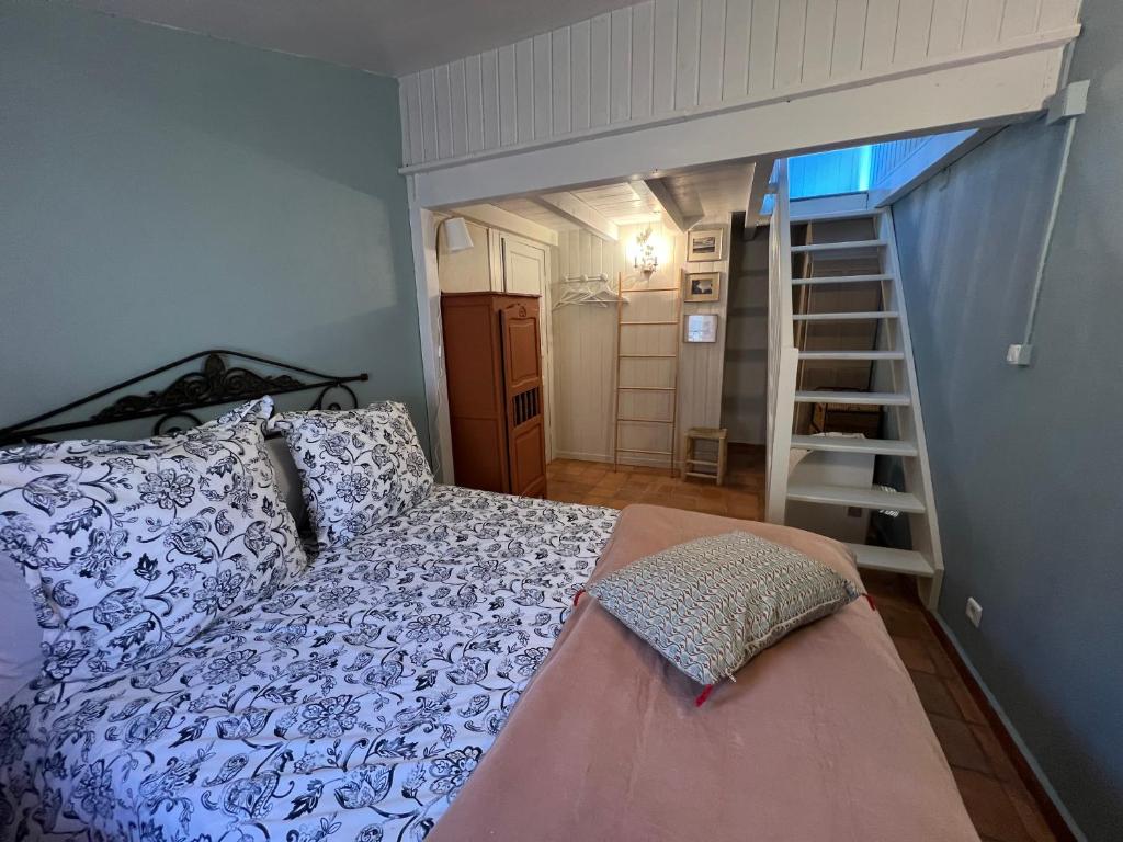 Łóżko lub łóżka w pokoju w obiekcie à St Rémy Petite maison au coeur du village