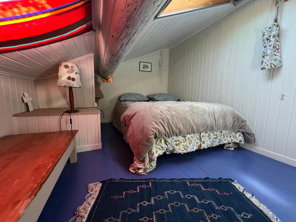 Łóżko lub łóżka w pokoju w obiekcie à St Rémy Petite maison au coeur du village