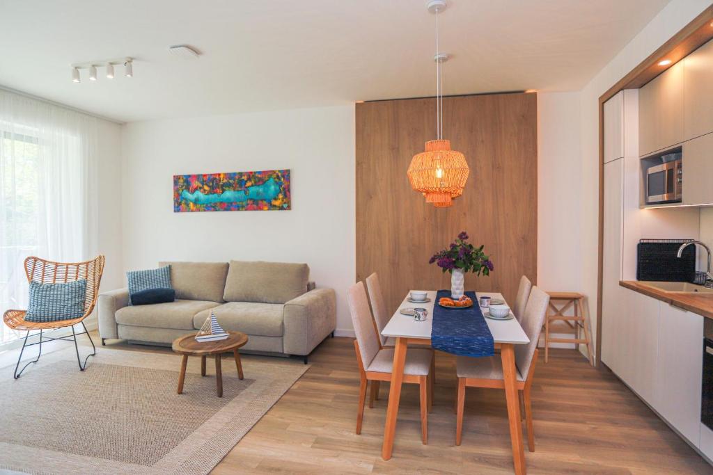 Posezení v ubytování Platán Experience Apartman with lakeview