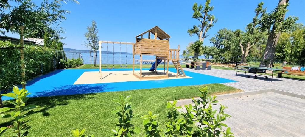 Herní místnost nebo prostor pro děti v ubytování Platán Experience Apartman with lakeview