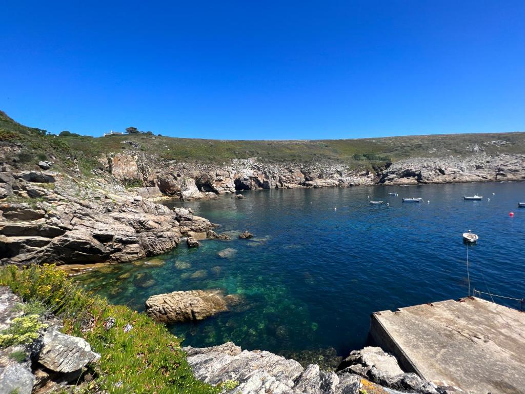 une grande étendue d'eau avec des bateaux. dans l'établissement Konk Kerne Home, à Concarneau